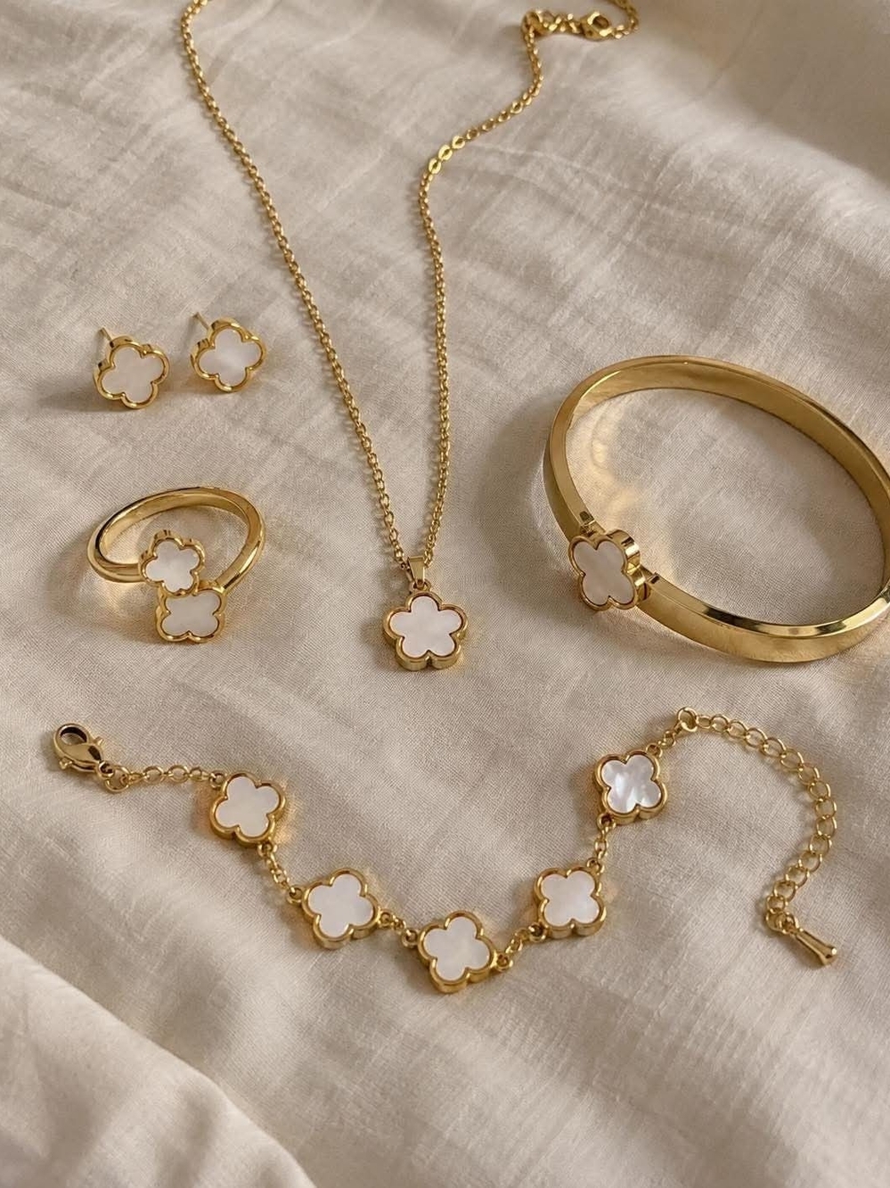 Gold-Plated White Floral Clover Jewelry Set